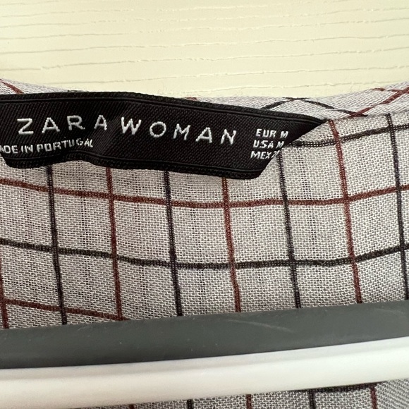 Loose and light fitting top from Zara. - Picture 2 of 3